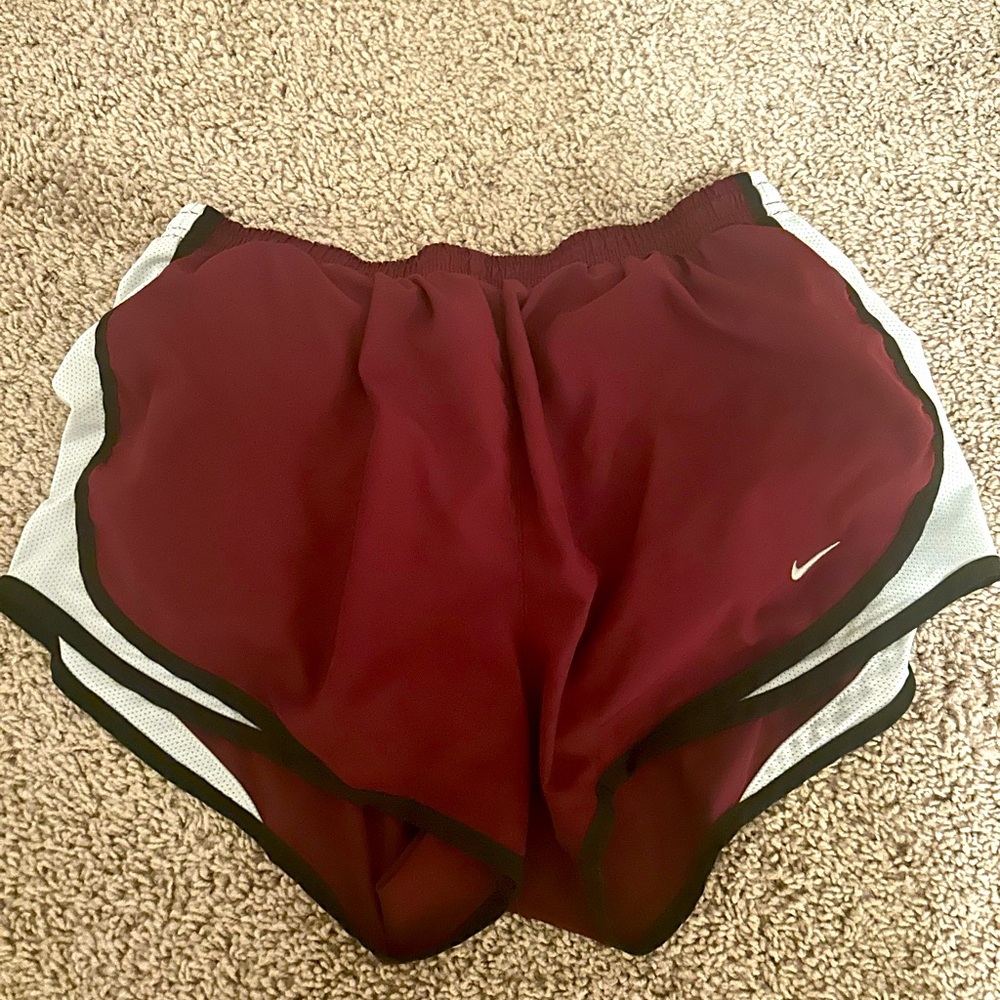 EUC NIKE mid rise running shorts - size M